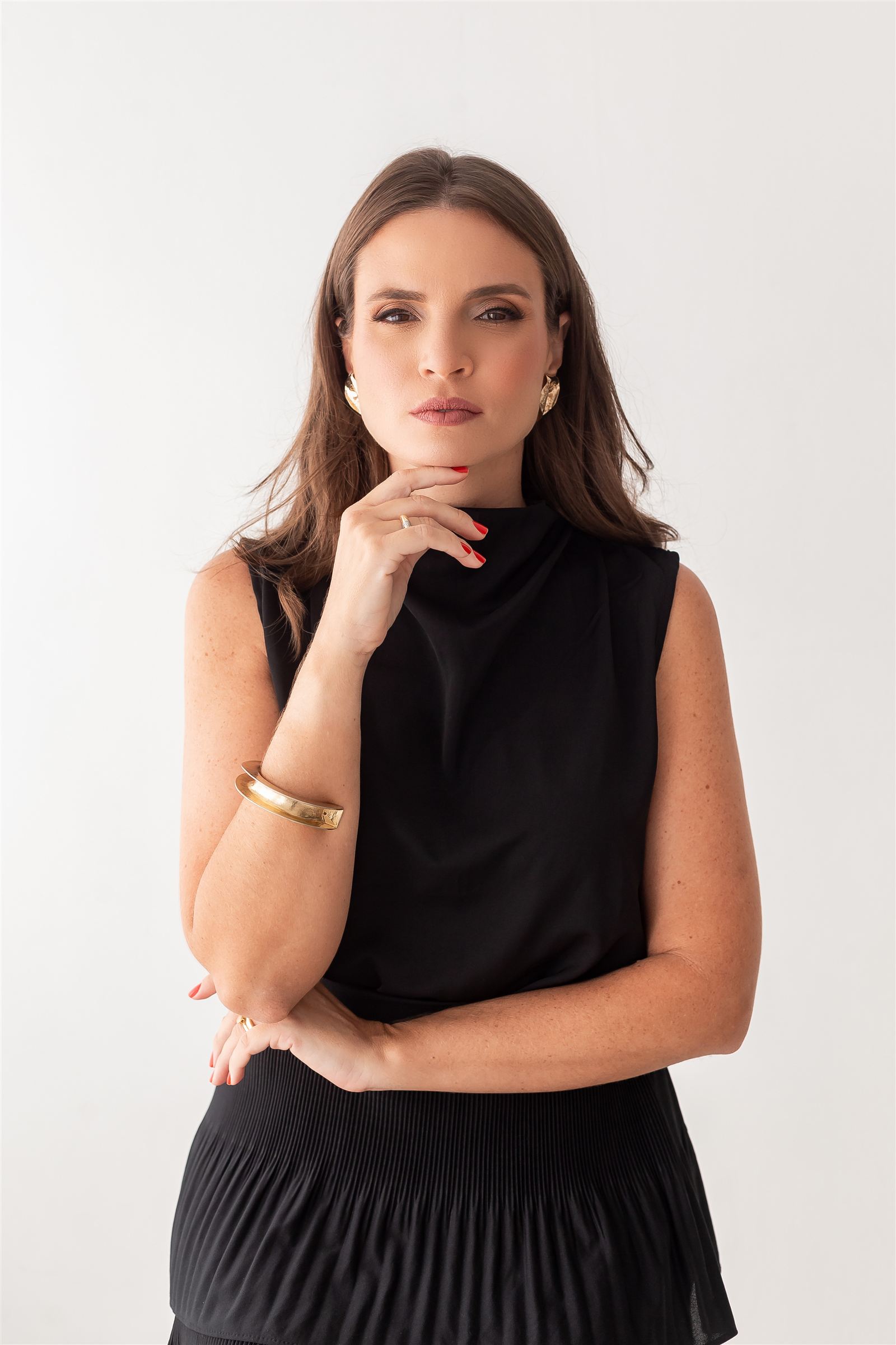 Fisioterapeuta da Clínica Pélvica em retrato elegante, com olhar direto e acolhedor