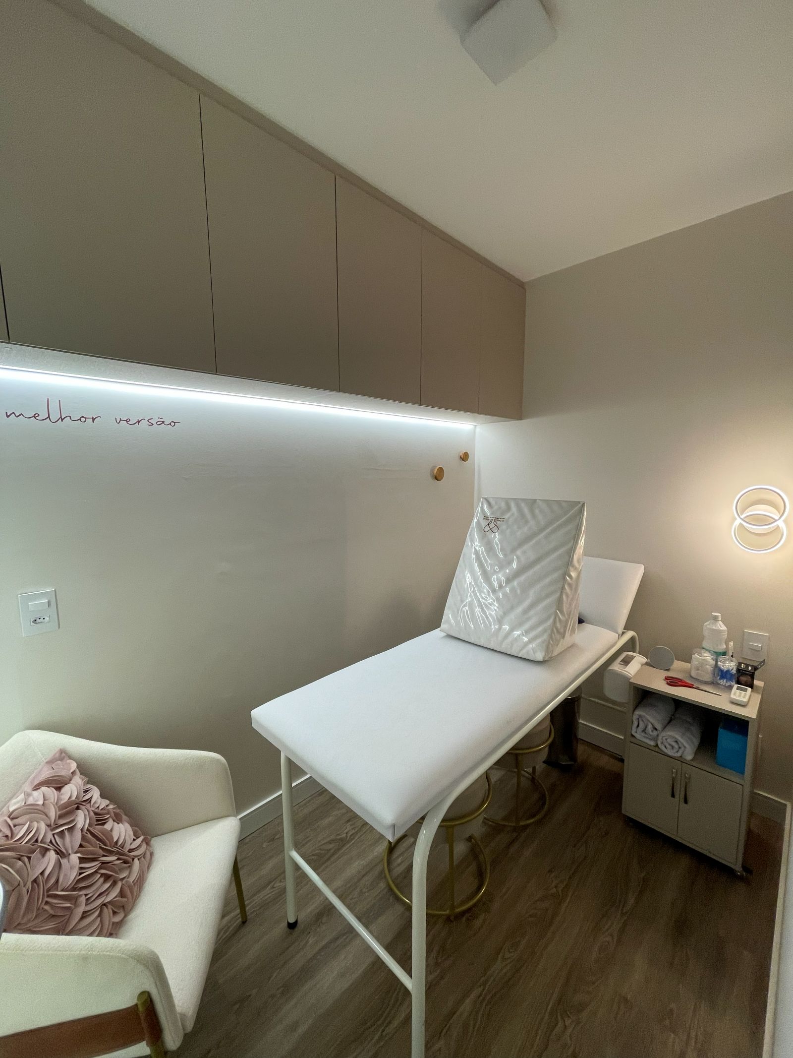 Sala de atendimento com maca e iluminação acolhedora